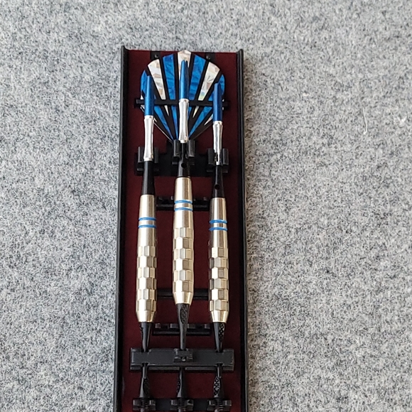 Halex Metal Tops Darts Set - Picture 3 of 7